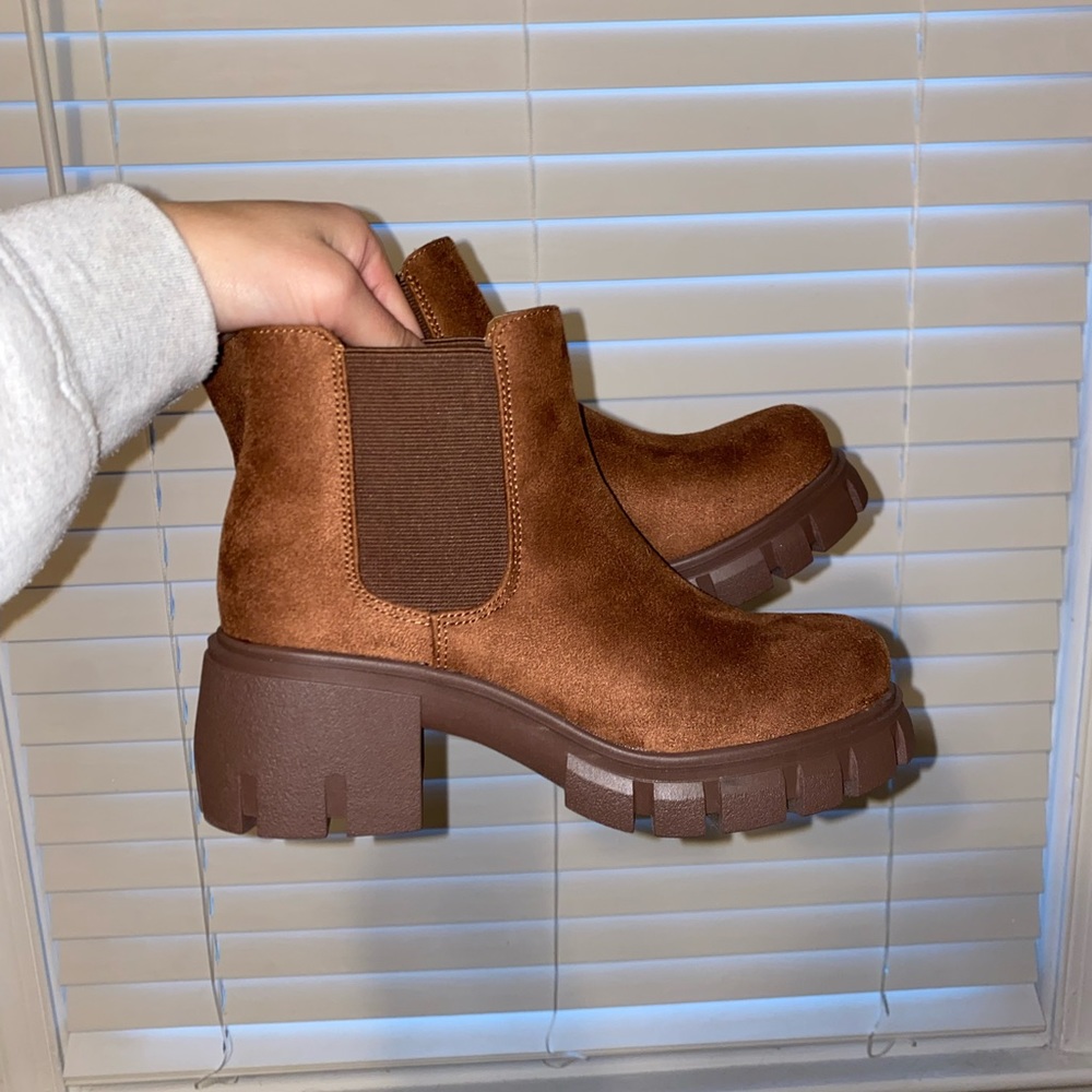 Soda brown ankle boots with heel Chunk Chelsea boot Women’s size 6